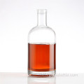 bouteille d&#39;alcool et bouteille de whisky en verre